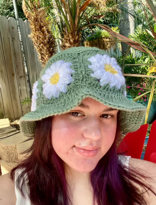 Topi Bucket dengan Hiasan Bunga Rajut